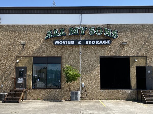 Lightbox sign of moving & storage business made by Jacksonville Signs & Graphics